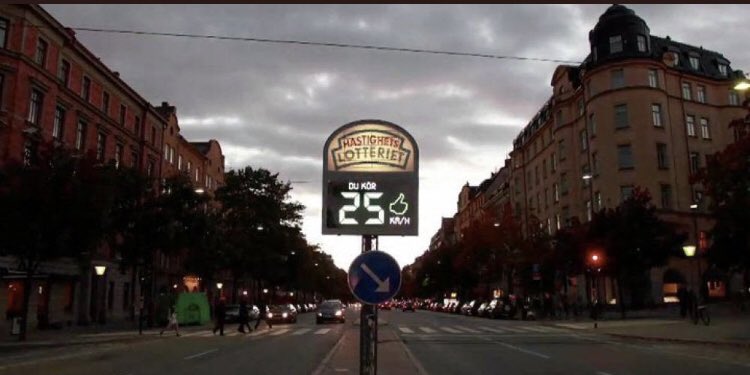 gonsaenzdemiera's tweet photo. Proyecto piloto Estocolmo: radar mide velocidad coches que pasan

A los que superan limite velocidad les pone multa

Los que no lo superan entran en sorteo para ganar parte ingresos de multas (hasta 3.000€)

La velocidad media se ha reducido de 32 a 25 km/h

Via @brent_bellamy https://t.co/FHdu6RM9KJ