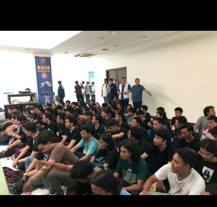 Mohon bantuanya untuk netizen twitter yang budiman . sahabat saya 40 mahasiswa unsika dan beberapa mahasiswa lainya mash di tahan di polda metro jaya sampai saat ini.

#HidupMahasiswa #PolisiMengayomiBukanKeroyokan 
#STMBergerak