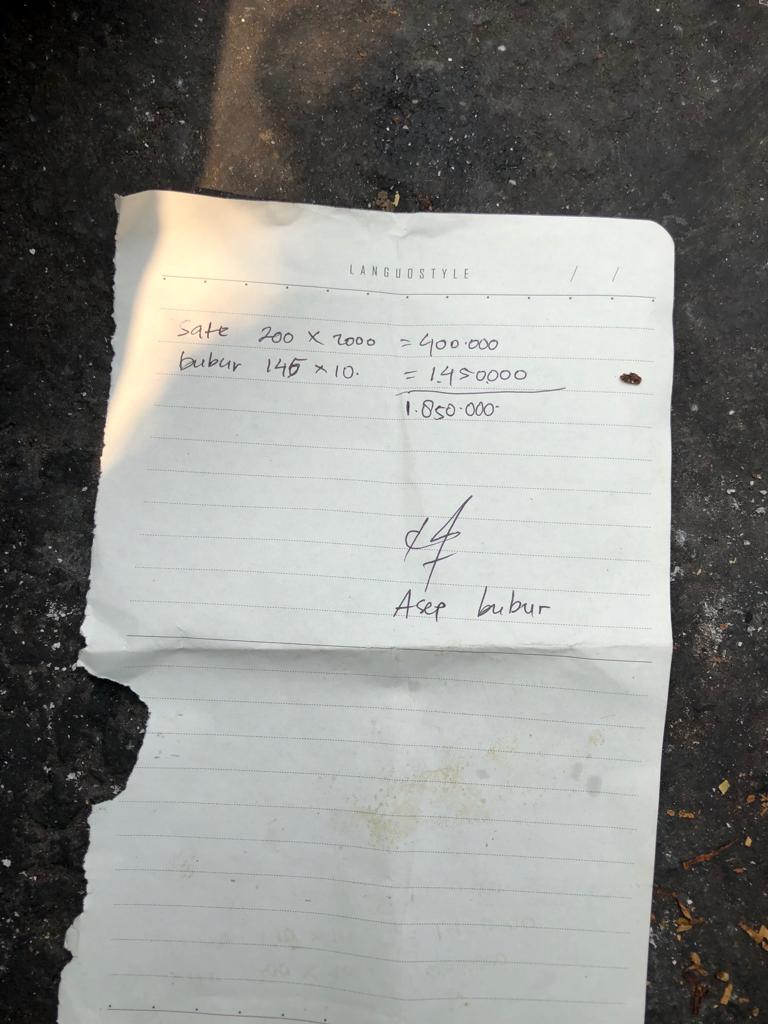 Kami selalu tekankan pengguna dana untuk disiplin kirim pertanggungjawaban, sekecil2nya pembelanjaan itu. Liat aja laporan mahasiswa di bawah ini ada kuitansi dr Asep Bubur sebesar Rp1,85 jt. Kepada bapak Asep Bubur, terima kasih telah membantu perjuangan teman teman!