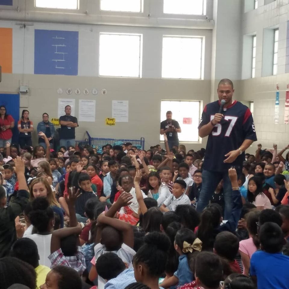 mccorkle_tina's tweet photo. A huge thank you to @BScarlett17 for visiting us today! You were a #PawsUp natural and we loved how you engaged our students! Thank you for supporting education and sharing what school and teachers meant to you! Your message was an important one for our students to hear! https://t.co/AjwV7hdK4f