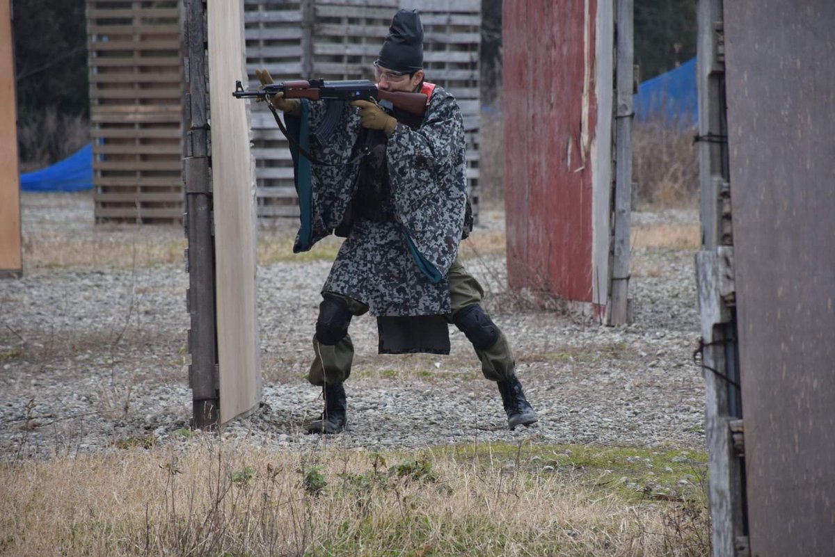 白衣でサバゲしたら応戦する研究員気分で戦える 映画やゲームにいるやつだ エモい 映画だと生き残れない人 Togetter