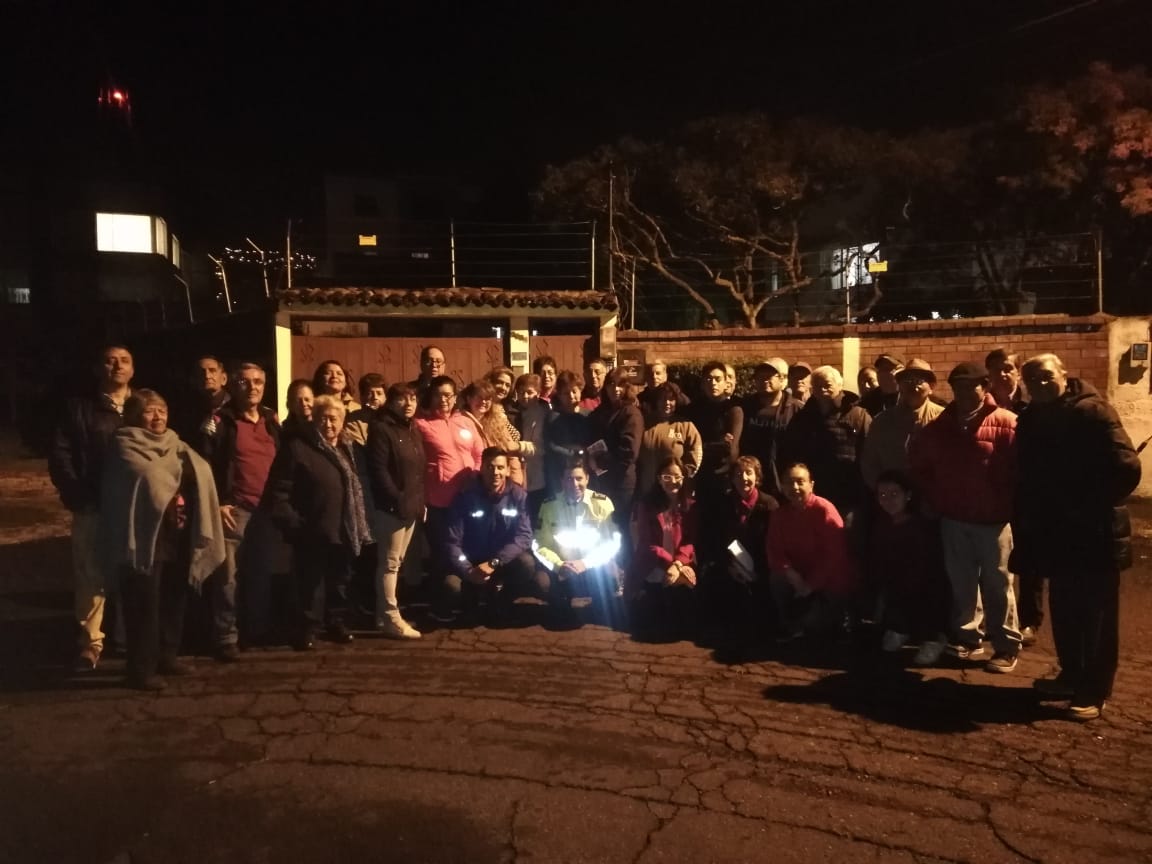 Tp_Conocoto's tweet photo. Los espacios seguros se construyen desde el trabajo conjunto entre autoridades y ciudadanía. Tenencia Politica junto a @PoliciaEcuador y @SeguridadeQuito #trabajandojuntos por la #SeguridadCiudadana. #Conocoto https://t.co/kiMrb9TjAz