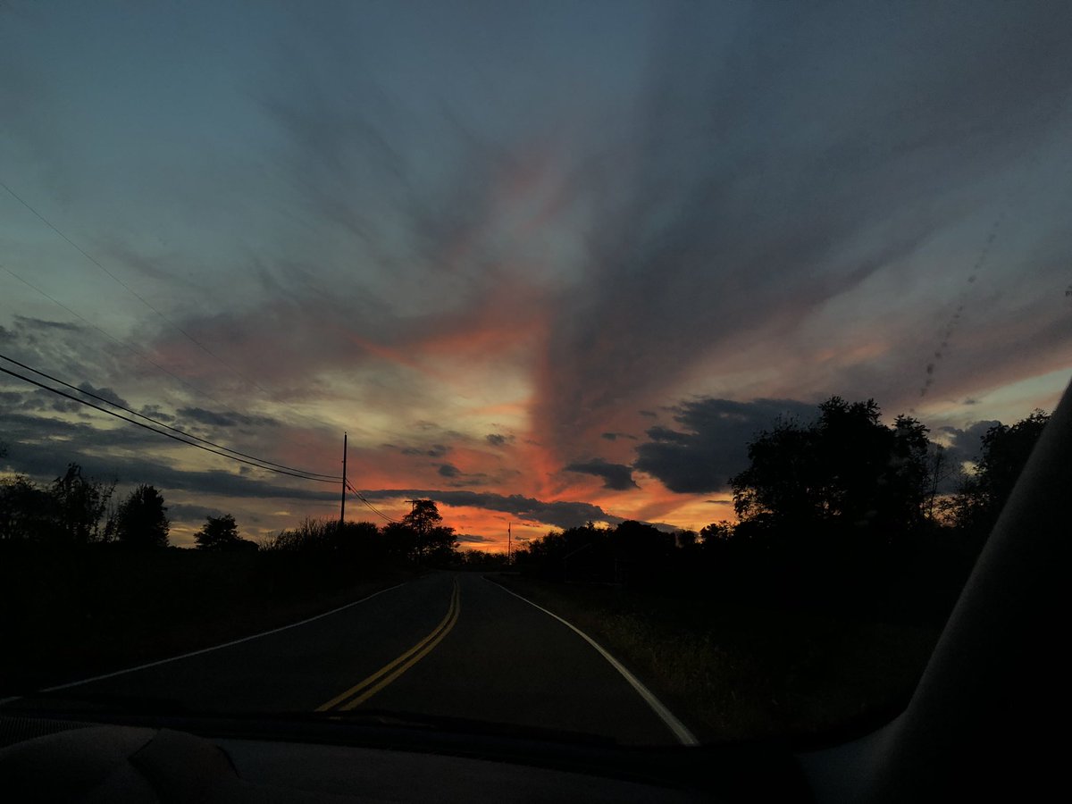 Hope_elizabetth's tweet photo. the sky looks so beautiful right now https://t.co/0xoWtXNue4