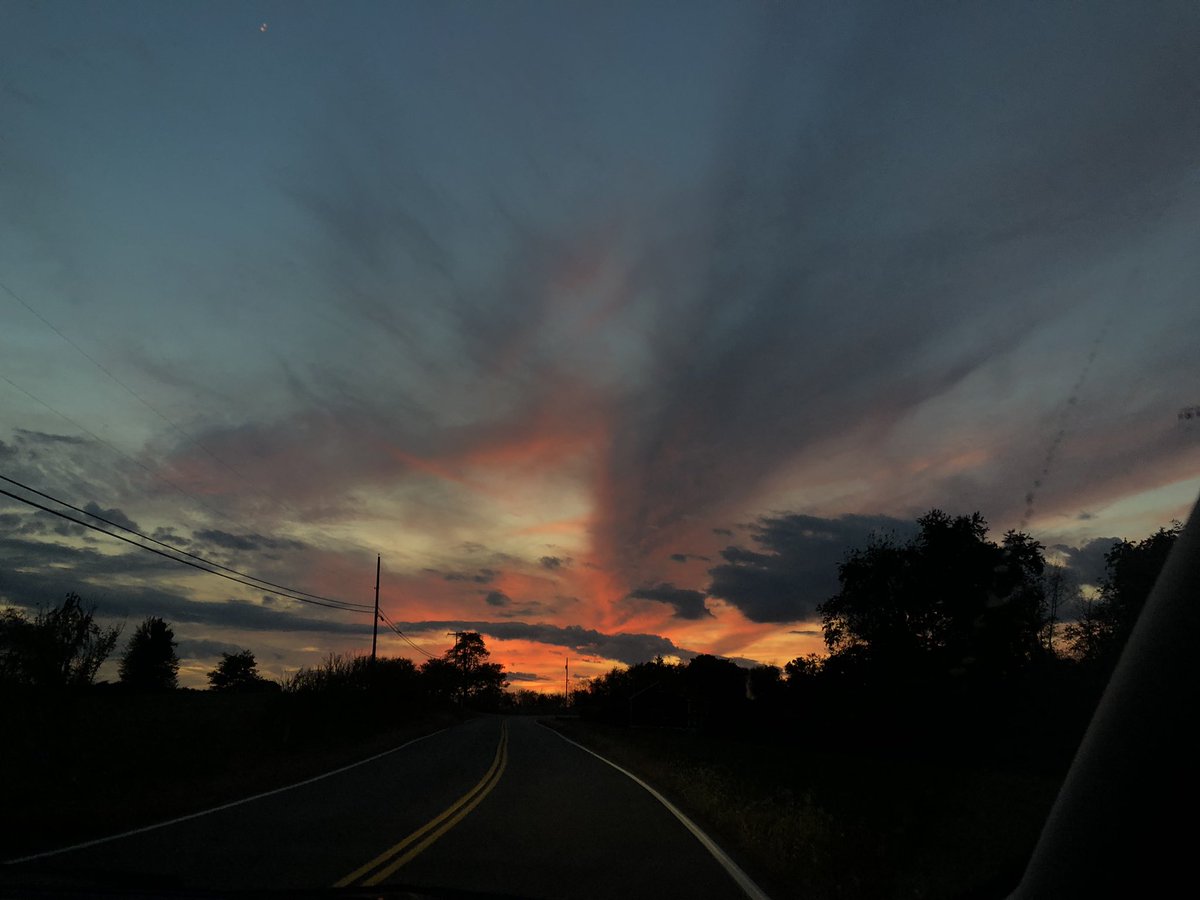 Hope_elizabetth's tweet photo. the sky looks so beautiful right now https://t.co/0xoWtXNue4