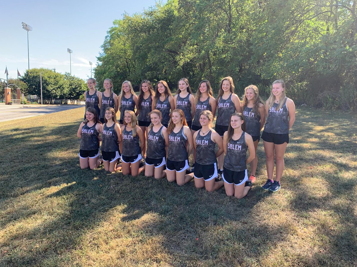 SalemSpartansXC's tweet photo. Team picture day! https://t.co/BUCnn2cPIJ