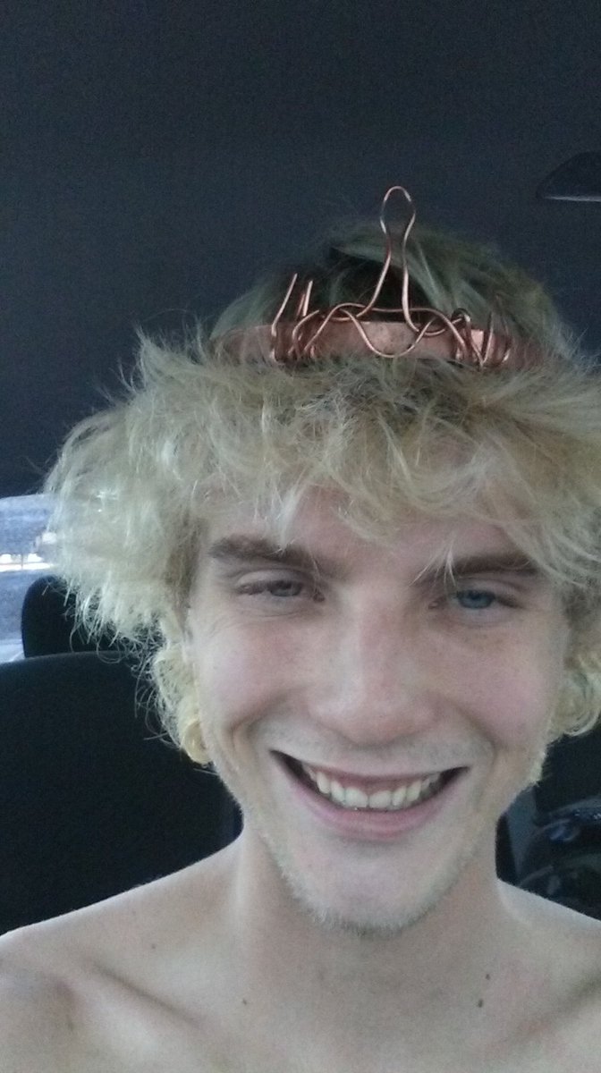 alienfromalien's tweet image. Real working class men wear crowns