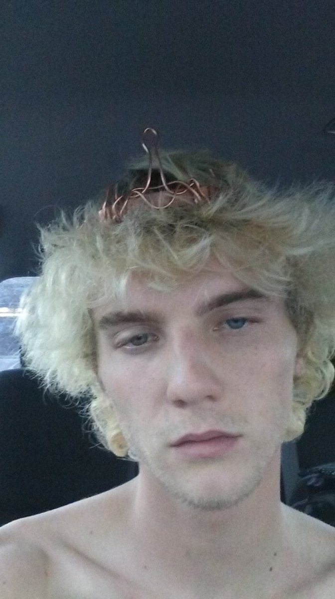 alienfromalien's tweet image. Real working class men wear crowns