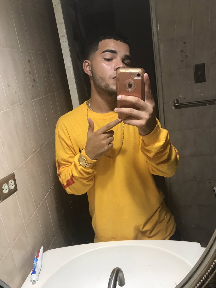 BebecitosP's tweet photo. Acho si tienen contenido de el tírame por el DM el cabron tiene un bicho 🤤🇵🇷 #bugarro #bellakopr #bellakos #bellakogay https://t.co/WEU56KCWM5