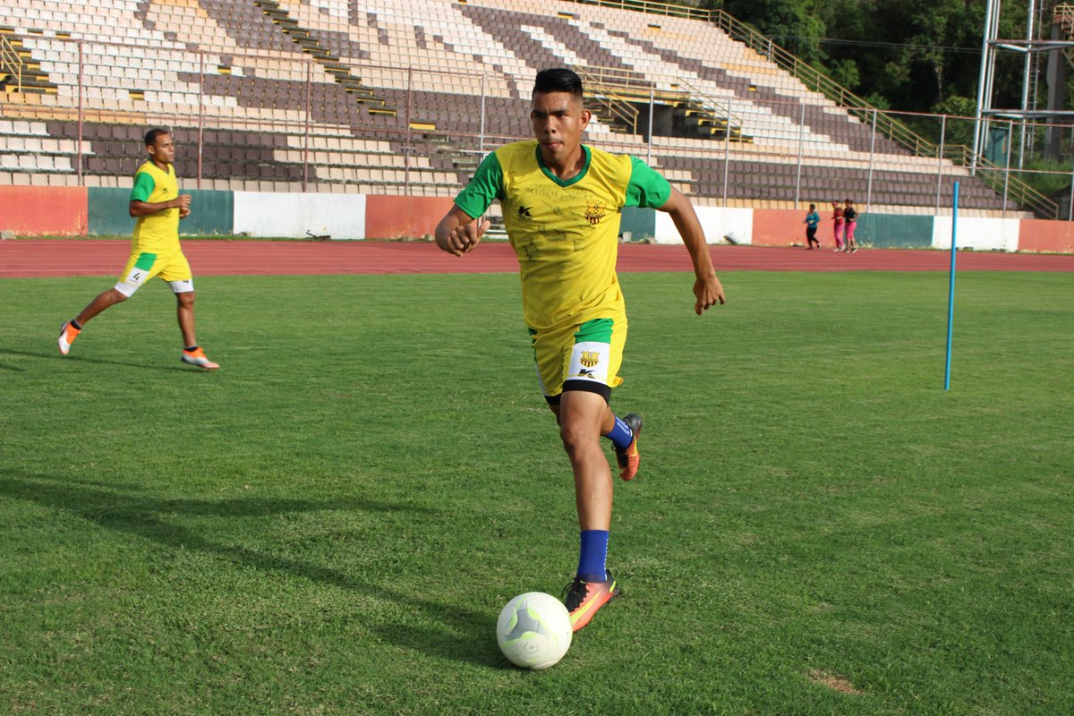 trufc's tweet photo. #Primera Disfruta de mas imágenes de nuestro entrenamiento de esta tarde previo al partido ante #EstudiantesCCS
#SomosFutVe
#PorSiempreGuerreros https://t.co/FxkvLHwezP