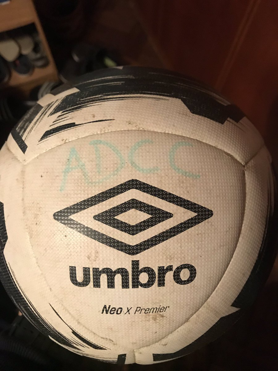 El sábado pasado detrás de uno de los arcos de la cancha 21 del complejo Peñarol U encontramos la siguiente pelota con la sigla ADCC <a href="/LIGA_MVD/">LIGA MVD</a> <a href="/cqe_online/">Calentá que entrás</a>