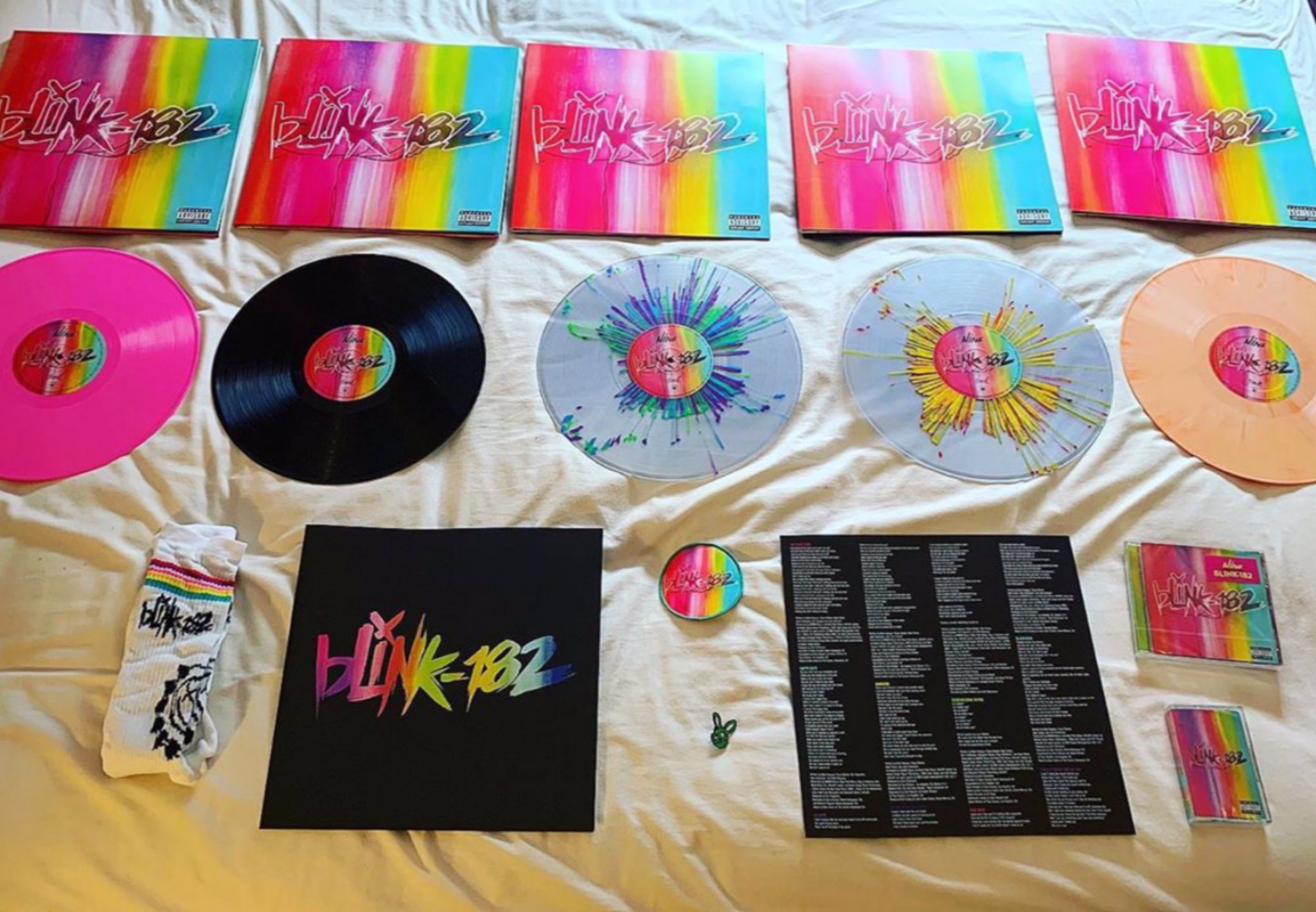 X 上的blink-182：「Our NINE vinyl variants are moving fast. Stock of all 4  types (excl black) are starting to run low - don't sleep on these  collectibles! 📀 #blink182NINE    /