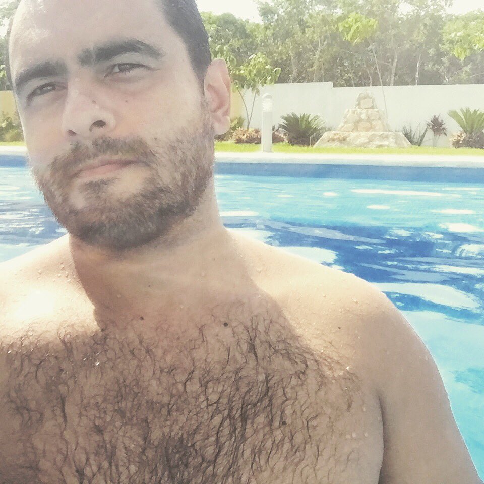 JerryGrajedda's tweet photo. Ay Dios, como sufro! Mi vida es un calvario 🙉 pero que bien me están cayendo estas vacaciones! ☀️🏊🏼‍♂️🌴 https://t.co/EHQi0gqCAA