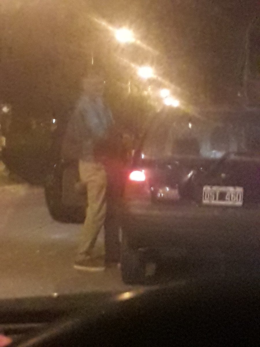 EnIntrusos's tweet photo. Se acuerdan del funcionario municipal preso por encontrarlo con más de 200 dosis de droga?? Bueno ahí anda libre como si nada #Trelew https://t.co/rbjS6MuHcQ