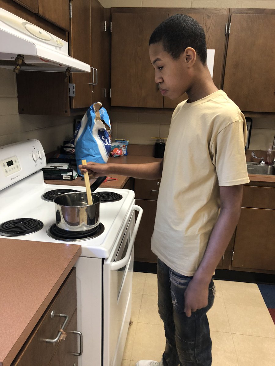 SeeTheAble1's tweet image. Had a great time making #RockCandy today!!! @CraytonMiddle #YEAHScience #JustKeepStirring 😂😃