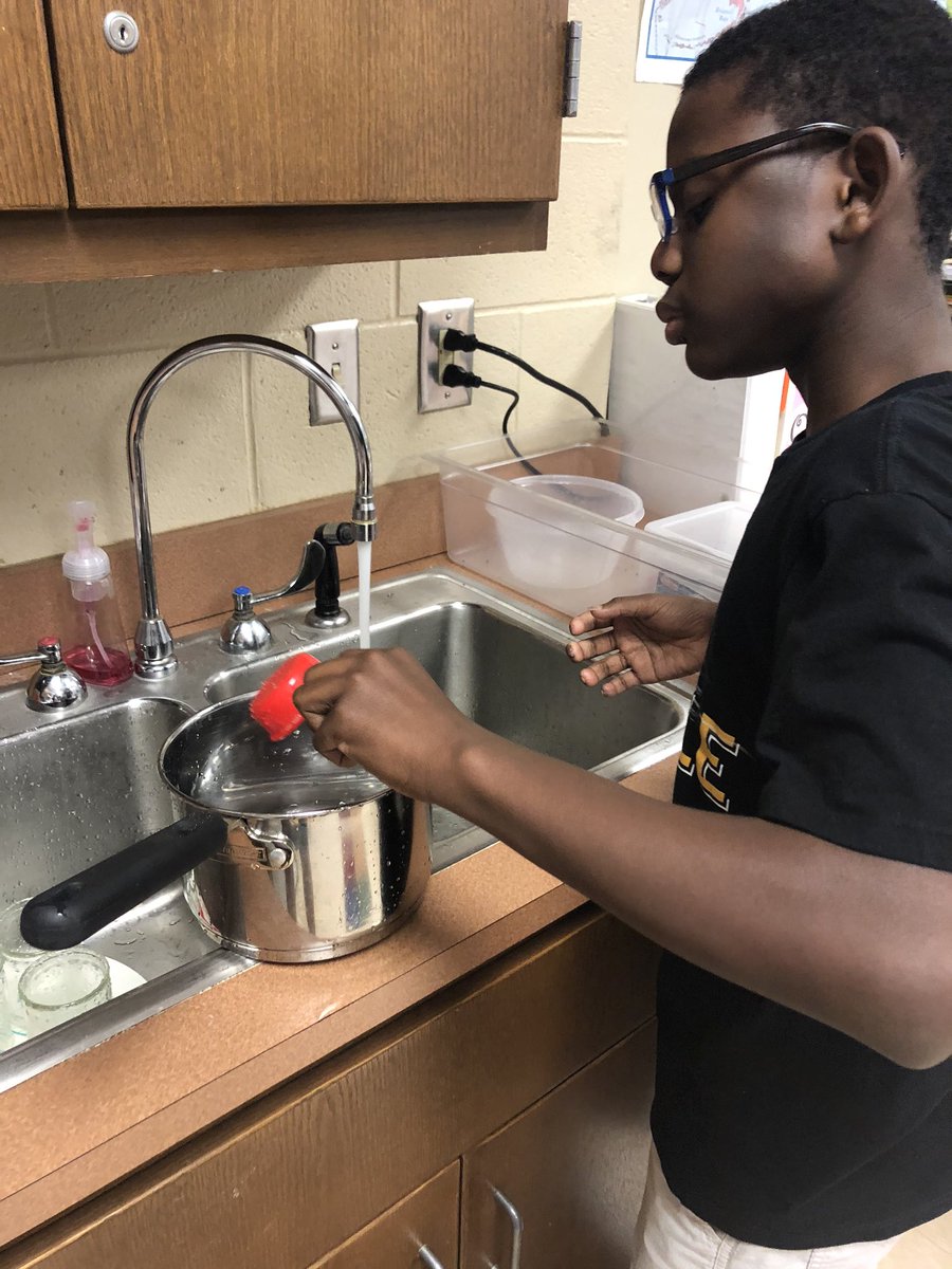 SeeTheAble1's tweet image. Had a great time making #RockCandy today!!! @CraytonMiddle #YEAHScience #JustKeepStirring 😂😃