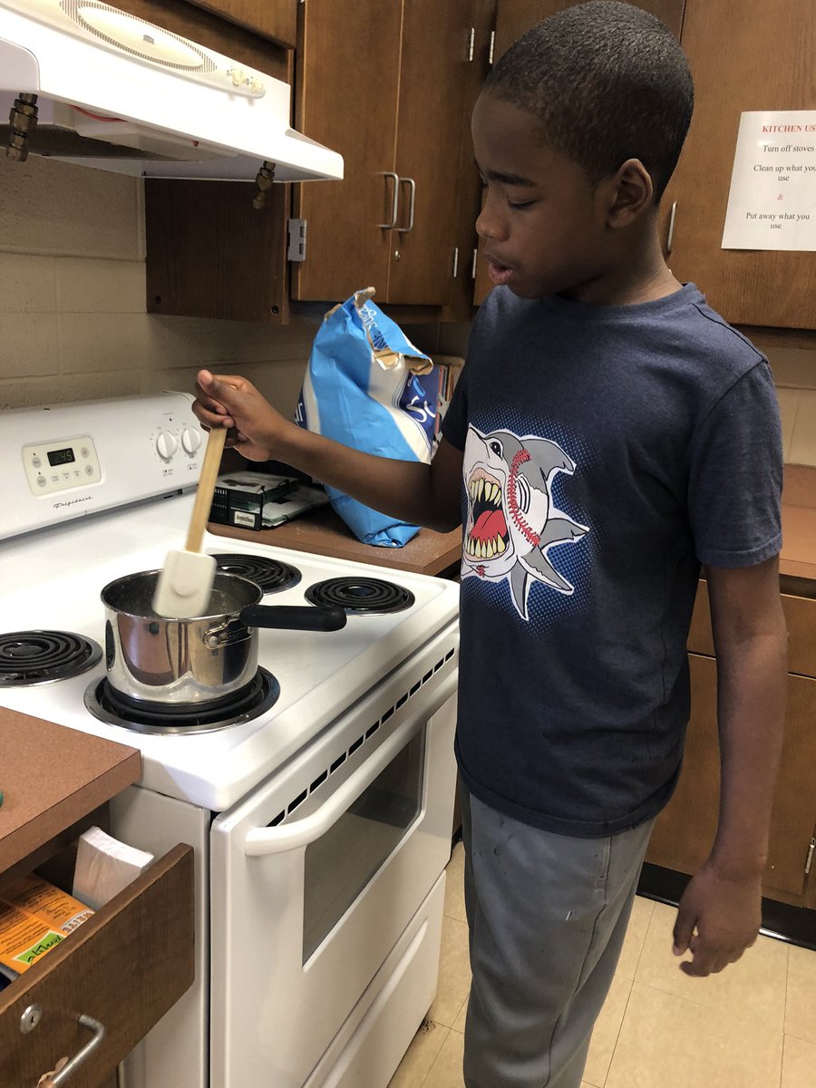 SeeTheAble1's tweet image. Had a great time making #RockCandy today!!! @CraytonMiddle #YEAHScience #JustKeepStirring 😂😃