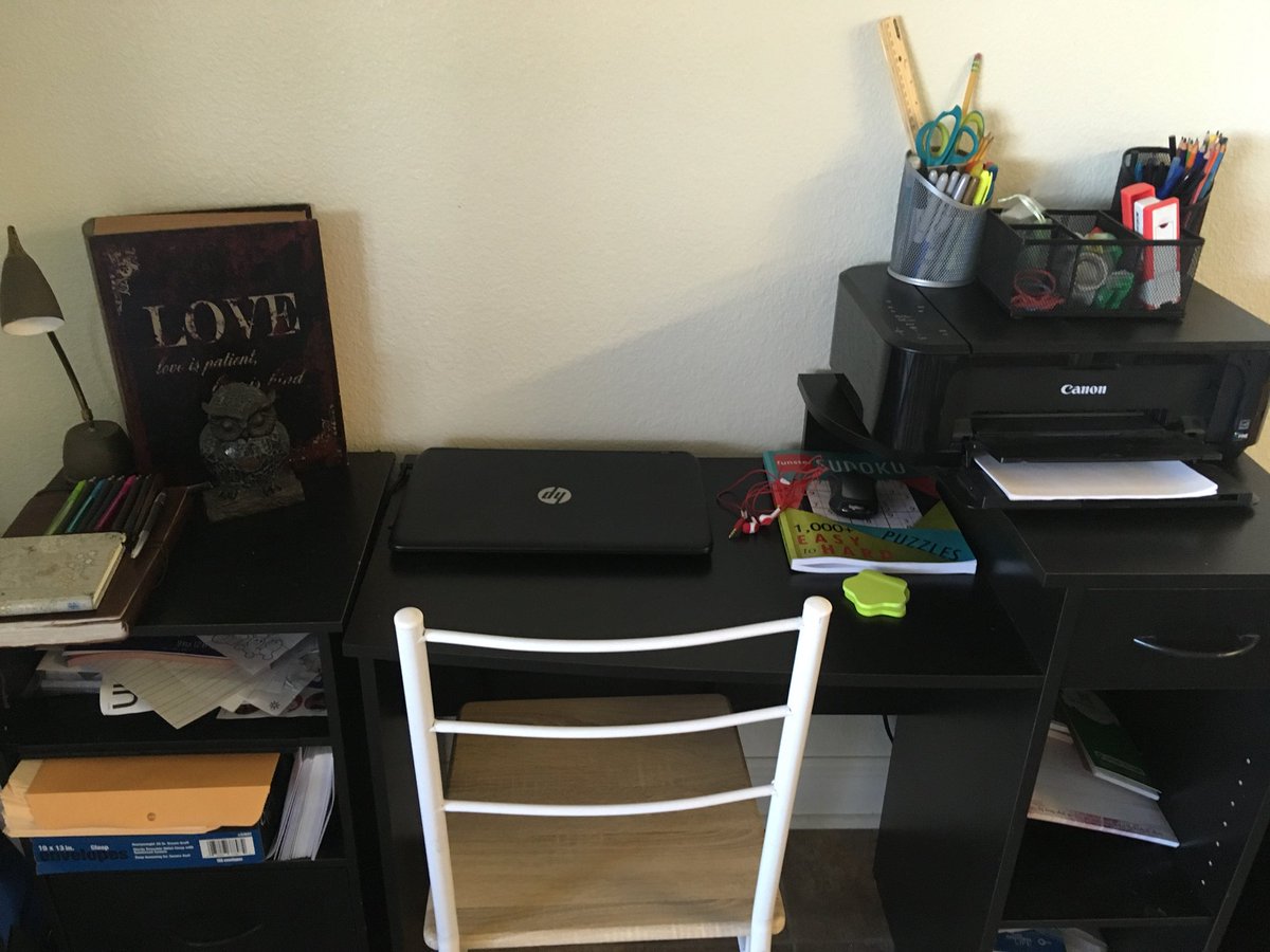 Hannah_JoyGL's tweet image. Finally got my little desk organized so I can write on it, still missing quite a bit, but it’s a start!
#writing #desk #writingsetup #writer #WritingCommunity #itsastart!