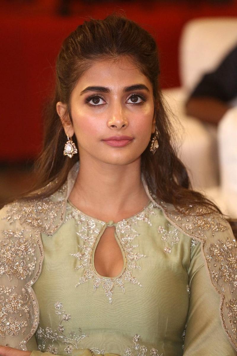 How much cute of u <a href="/hegdepooja/">Pooja Hegde</a> wordless so sweet of u r looks😘💞👌