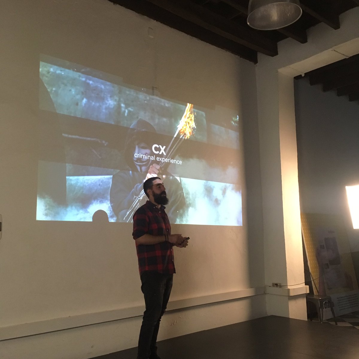 IxDAMontevideo's tweet photo. Última charla de la meetup de hoy @cuerbot nos habla de seguridad informática.
#InteractionDesignDay https://t.co/OnsBHUWrRg