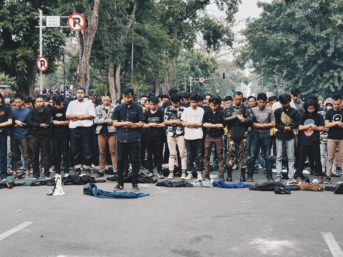 <a href="/luvmekdi/">zkav</a> Di bandung bapak tni nya ikut solat berjamaah