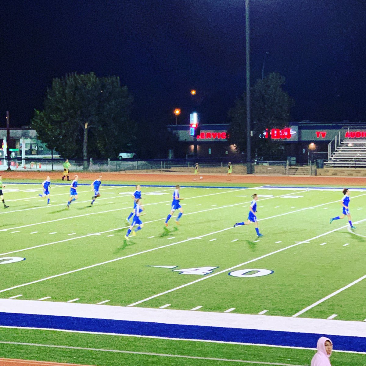 OGBoysSoccer's tweet image. Goal by Sanchez! 2-0
8 mins until half. Go Knights!

#ogboyssoccer #soccer #sdsoccer #goknights #ogorman #ogormanknights #lovesoccer
@OGHSKnights