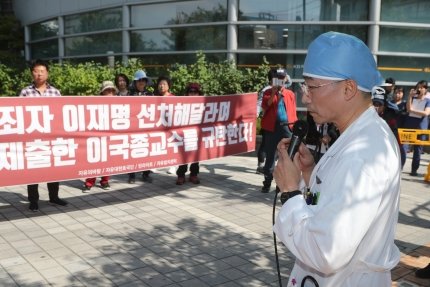 이러니 보수꼰대라는 소릴듣는거다.
대가리가 나쁘면 제발 나대지마라.
환자들 입원해 있는 병원 앞에서
시끄럽게 뭐하는 짓인지...
이국종 교수가 이재명이 이쁘고
열렬지지자라서 탄원서 냈겠냐?
중증외상센터가 걱정되서 그랬겠지...
보수의 가치도 모르는 X맨들이
설쳐대니 역풍을 맞는거다.