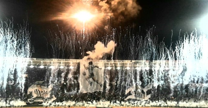 ElDiarioLaT's tweet photo. #Talleres venció por 2 a 1 a @gimnasia_oficia, en un partido muy trabado y disputado. De esta manera quedo como único escolta de #BocaJuniors (17), con 16 unidades. 
Esta postal dejó el recibimiento a #Maradona  y su paso por #Cordoba https://t.co/kTivBmeG3l