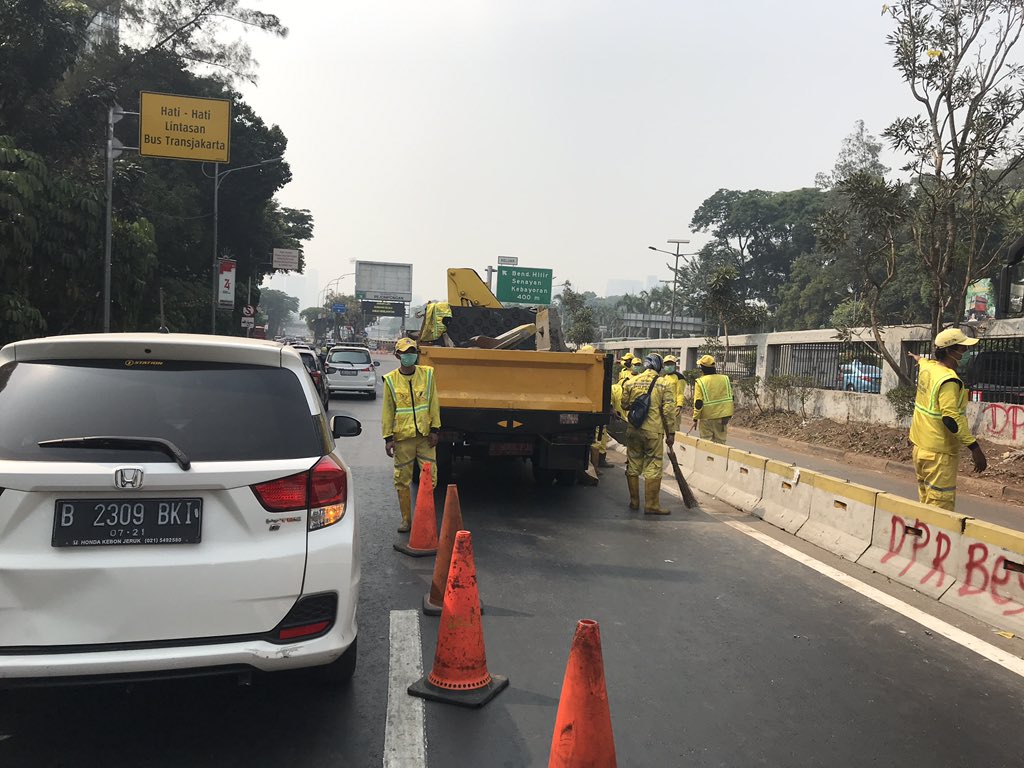 Slipi menuju Semanggi mct krn sedang ad penanganan kerusakan pemisah jalan, di seberang BPK. <a href="/RadioElshinta/">Radio Elshinta</a>