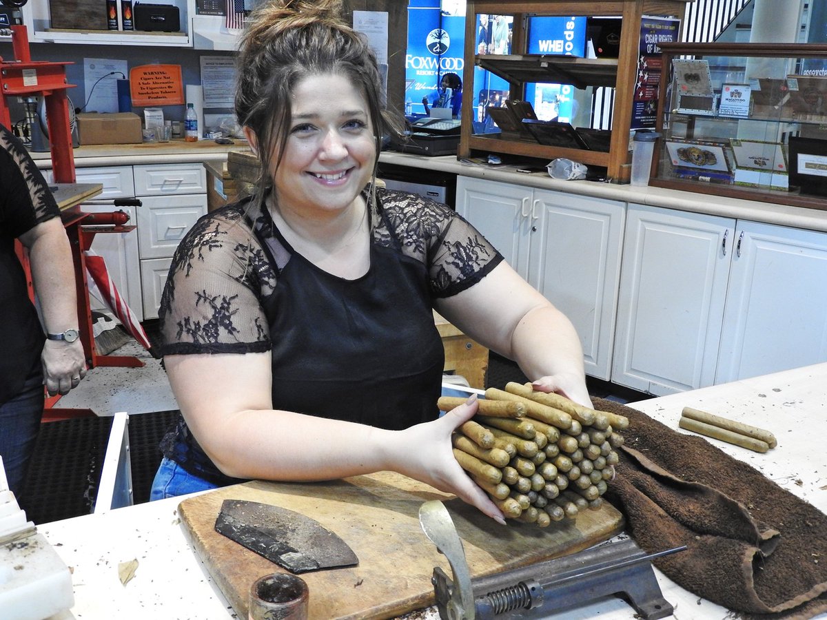 USANewsAgency's tweet image. Cigars made in Connecticut? 
Yes!

At @TheBigEFair in the #Connecticut building, stop by CVTobacco.com and watch how quality Caribbean #tobacco mixes with New England leaf!

           🎉 TheBigE.com 🎡

#TheBigE #NewEngland #Cigars

Photo: @JoelLeyden