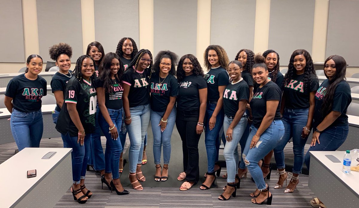 UHAKAs's tweet image. Today Epsilon Lambda participated in the Hazing blackout for National Hazing Prevention Week by wearing black! Epsilon Lambda is taking a stand against hazing and ensuring the perpetuity of our illustrious sorority! 🖤💖  #AKANHPW2019 #AKA1908 #EpsilonLambda #ThesePearlsDontHaze