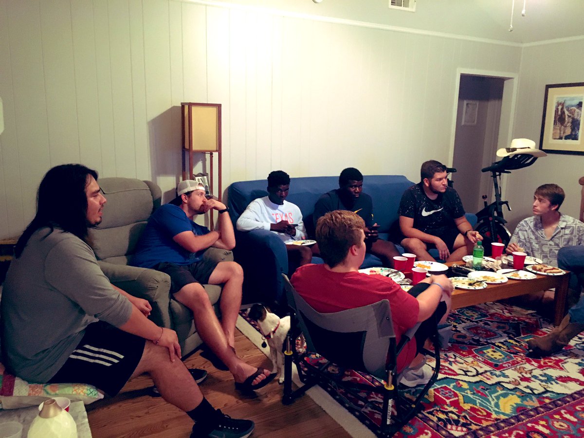 caroleeic's tweet image. Enjoyed having these guys over for #OLine dinner tonight! #ghsunity @eichnerr @GHSMustangsFB