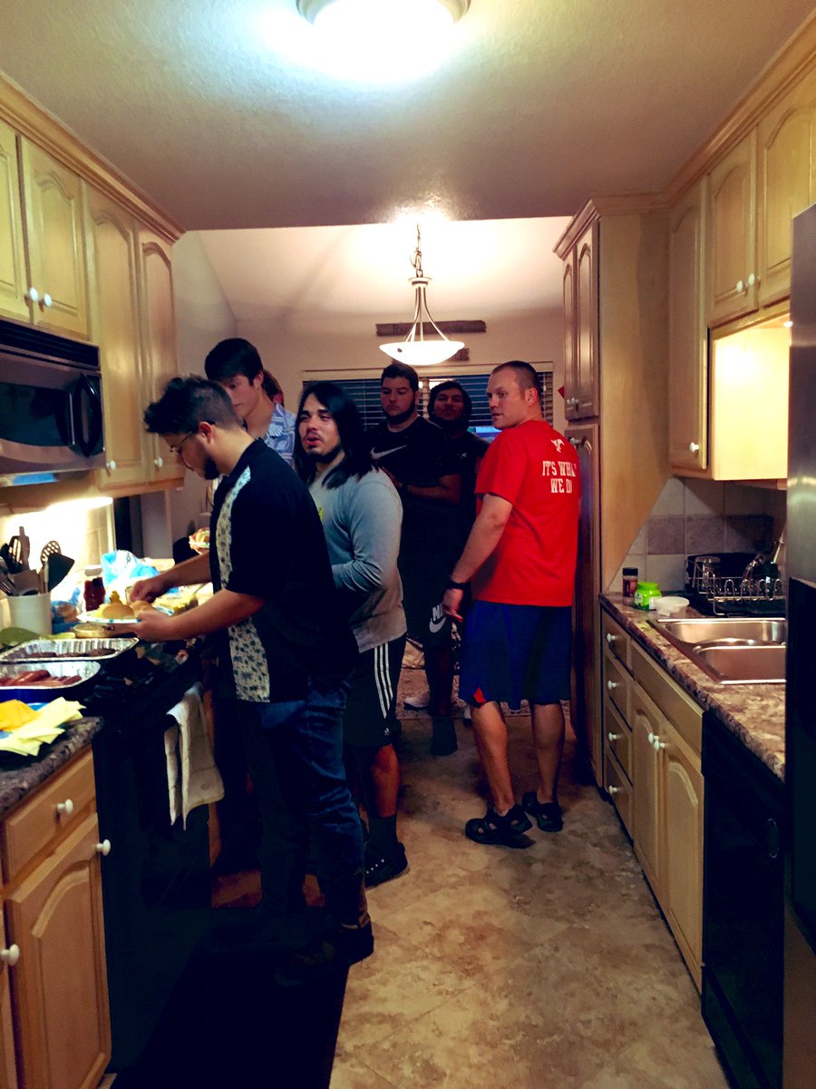 caroleeic's tweet image. Enjoyed having these guys over for #OLine dinner tonight! #ghsunity @eichnerr @GHSMustangsFB