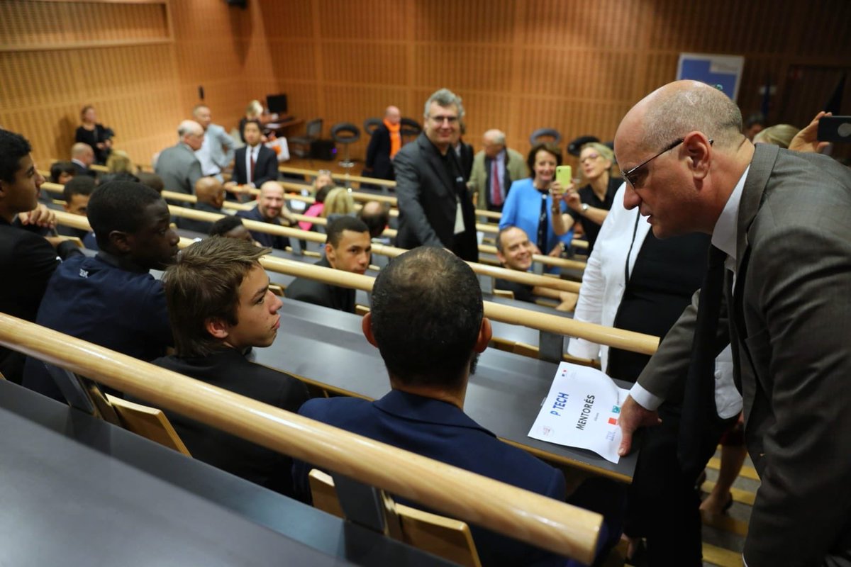 jmblanquer's tweet photo. Le lycée professionnel à la pointe des évolutions pédagogiques et de la préparation aux métiers du numérique.

Avec l’expérimentation P-Tech qui commence à Douai et à La Garenne-Colombes, nous préparons nos élèves à un magnifique parcours de réussite.
Ici au lycée La Tournelle: https://t.co/mBAdXnl0AR