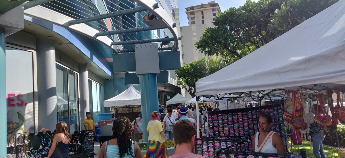 Chethan_Dash's tweet photo. From the powerful volcanoes to the inviting waters and a free spirit, #Hawaii has a lot of #ALOHA. Couldn't share anything in the past two days. Time constraints. Today, I went to the farmers' market in Waikiki. Very colourful. Very Tasty. Easy Prices. Great People. https://t.co/vKfzyLFM0L