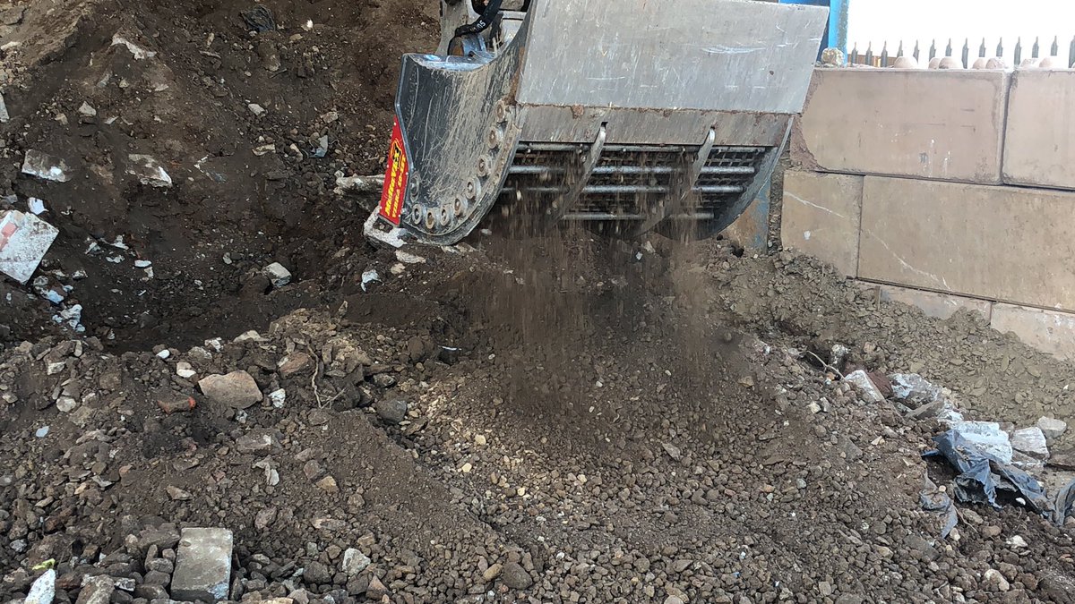Abiljo_buckets's tweet photo. Out on site last week with the #Multavex vibra bucket being put through its paces with @ukremediation the 10-15 model fitted to an @CaseCE_EU CX145sr screening everything from #soil #demolition waste to #gullywaste https://t.co/D429KUuzMP