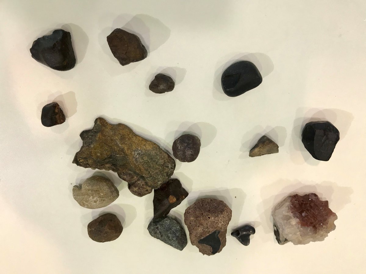 ERC_Research's tweet photo. Can you guess which of these rocks are from outer space? Vinciane Debaille's IsoSyC project team @ULBSciences can fill you in on this, plus (if you have time) such things as the origins of the solar system🌀! #meteoritehunters
#RiDaysEU
🗓️25-26 September
📍Kanal Centre Pompidou https://t.co/UNKhGJPN7l