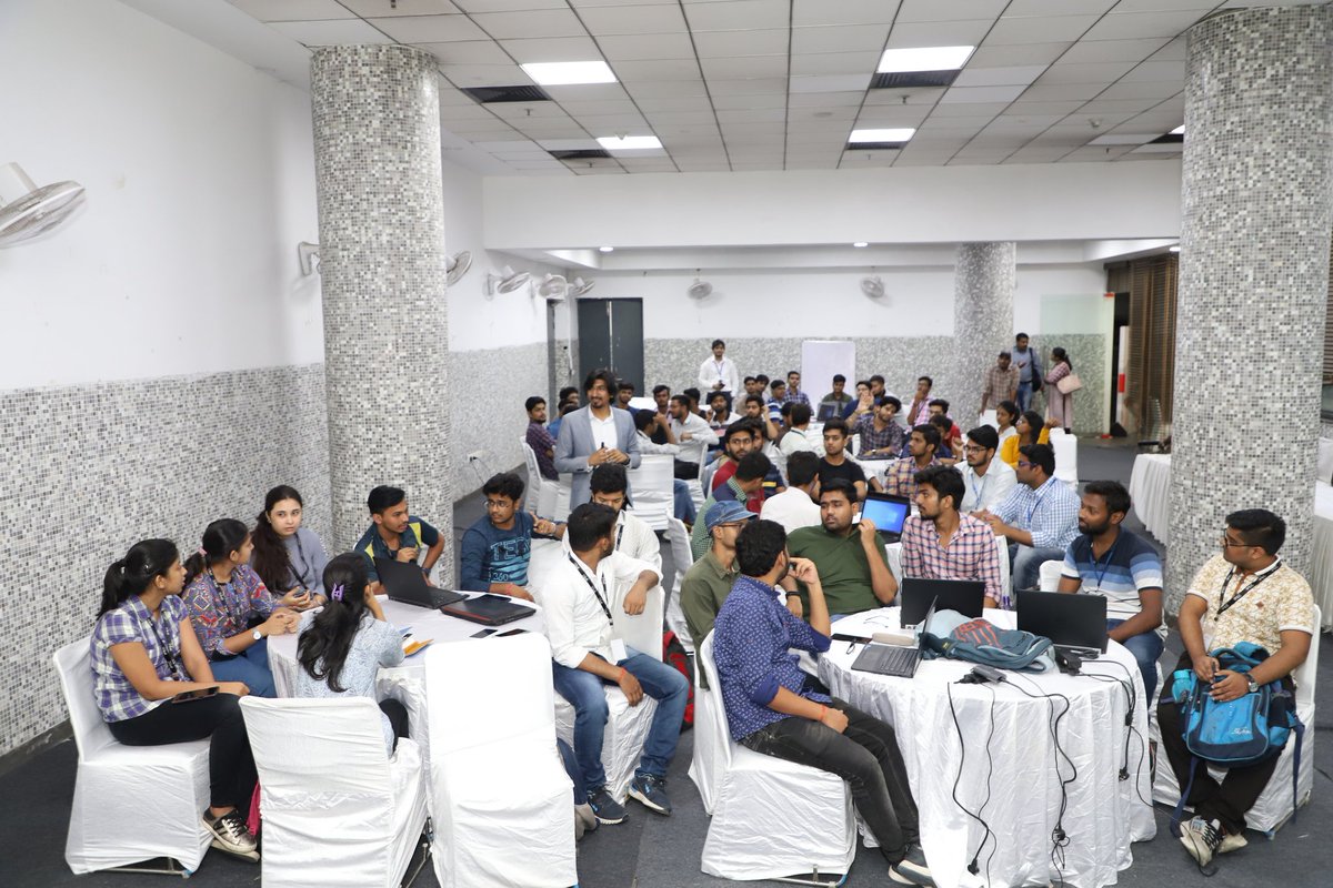 iamraghu0101's tweet image. The @UiPath team conducted a #PowerUpAutomation Hackathon  at the @AICRAIndia #Technoxian event in Delhi. Keen interest in #RPA shown by hundreds of engineering students at our booth and workshop.