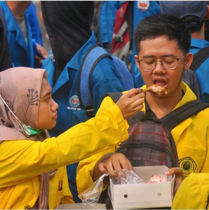 Romantisme Demonstran. 'aak, Ayamnya buat kamu aja. Rendangnya aku simpan di Tas untuk sore nanti'