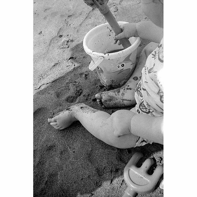 hipshootfilm's tweet photo. Day 22 - Hands #camerachallenge
First time on the beach 🏄🏼♂️
Leica M6 TTL / Voigtlander 35mm f2.5
@bergger_official Pancro 400
•
•
•
•
•
•
#filmsnotdead #filmphotographic #lomography #silvergrainclassics #thefilmfolk #grainisgood #filmfeed #onfilm #bnwphotography #deathb4di… https://t.co/U71yOKzXes