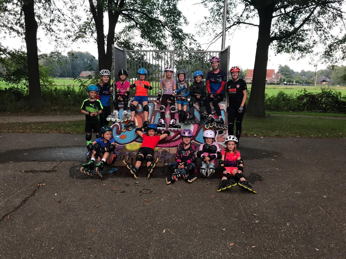 HengeloseIJC's tweet photo. Pupillengroep 1/2 heeft maandag een leuke laatste skeelertraining gehad. Met spelletjes op @CombibaanHnglo en bij skatespot Weusthag. Ze zijn helemaal klaar voor de schaatstrainingen volgende week! #skatelab #schaatstraining ⛸️  #hengelo #sportdoetietsmetje #BeActive 💪 https://t.co/VVXI17hSy4