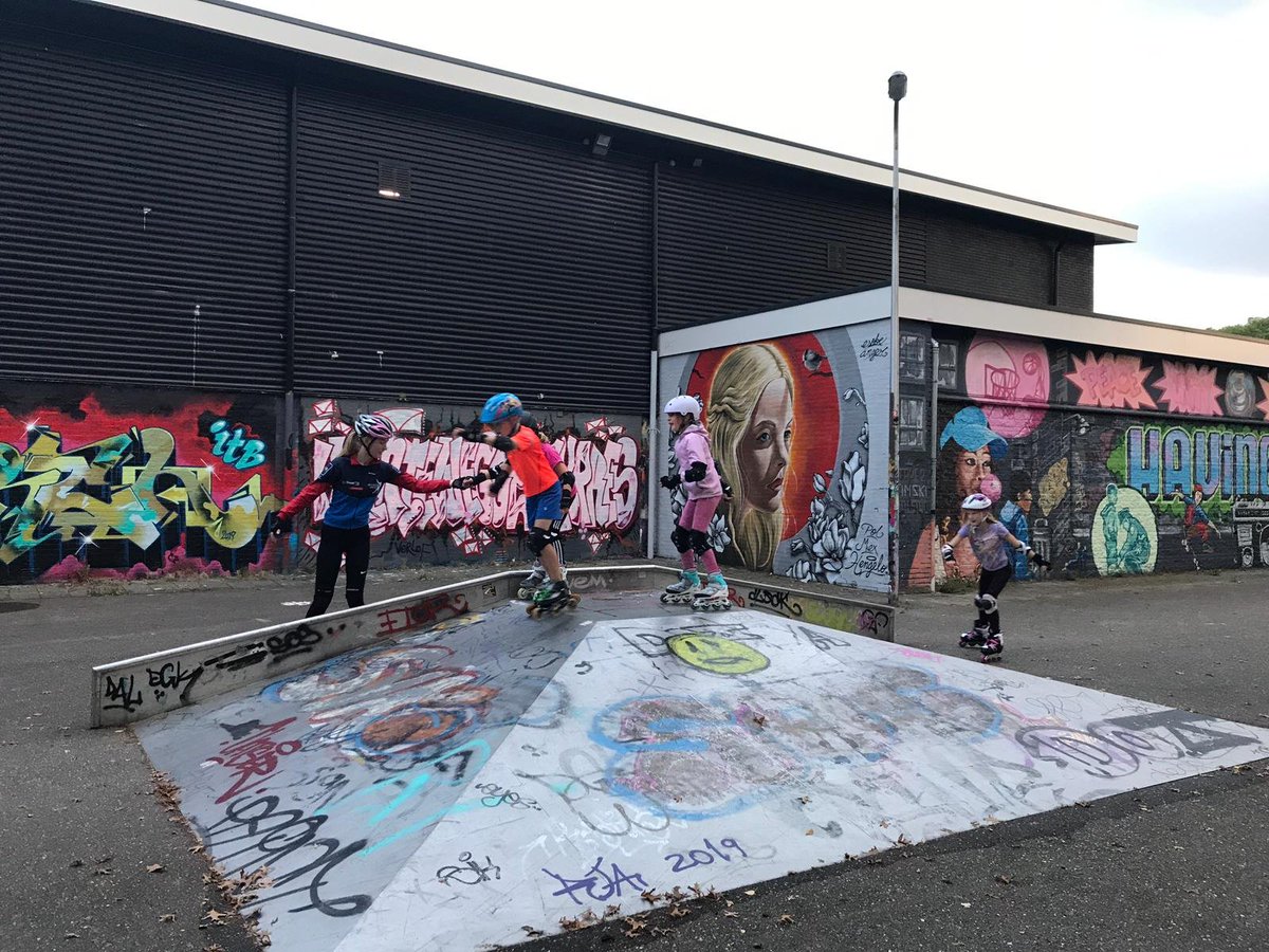 HengeloseIJC's tweet photo. Pupillengroep 1/2 heeft maandag een leuke laatste skeelertraining gehad. Met spelletjes op @CombibaanHnglo en bij skatespot Weusthag. Ze zijn helemaal klaar voor de schaatstrainingen volgende week! #skatelab #schaatstraining ⛸️  #hengelo #sportdoetietsmetje #BeActive 💪 https://t.co/VVXI17hSy4