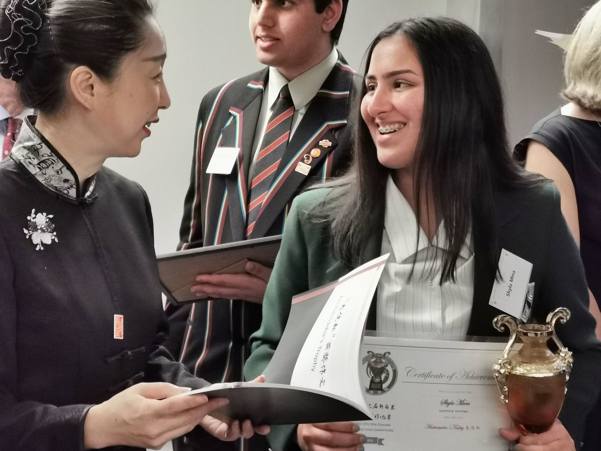 ConfuciusNZ's tweet photo. Shyla Mani, Yr 13 student from Auckland's Lynfield College, received the top prize trophy in the 13th NZ Chinese Essay Competition from H.E. Wu Xi, Chinese ambassador to NZ, in a #ChineseLanguageWeek #NZCLW2019 function at the parliament. https://t.co/QSYXfwiHle