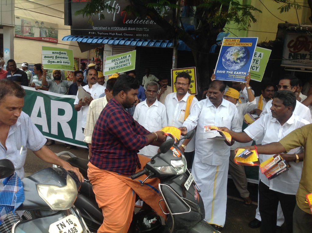 PmkGkm's tweet photo. 25.09.2019 இன்று சென்னை திருவெல்லிகேனியில் காலநிலை அவசரநிலை பிரகடனம் பற்றி துண்டறிக்கை விழிப்புணர்வு நிகழ்ச்சியின்போது... https://t.co/GnF7eCbCYE