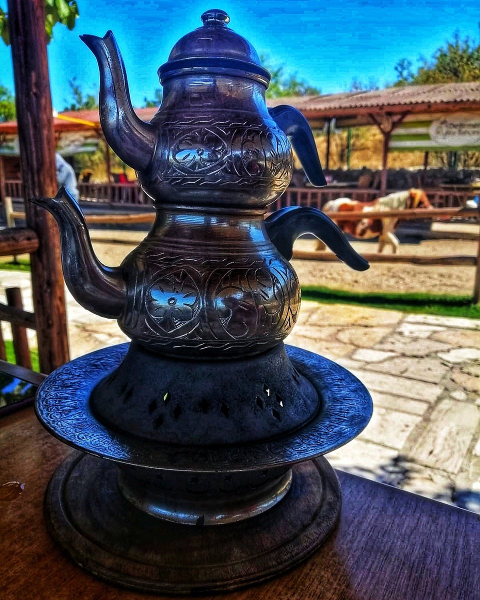 SeymaDuruk's tweet photo. Semaver mi demlik mi ince belli mi mahrem.. https://t.co/1xxpvGRBMM