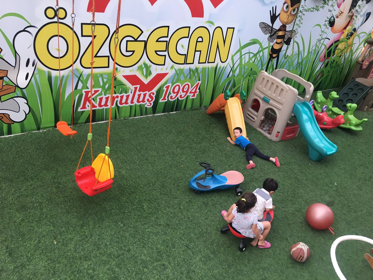 CocukOzgecan's tweet image. Biz ödevlere devam derken...
Minnak cüceler🥰🥰 parkta mis gibi koşturuyor 😊 “adalet mi? bu “ diyen Kerem’e merak etme evlat nihayi son benim yanım deyince maymun pis pis sırıttı😂
#çocuk #ödevler #oyun #etüt #çocukkulübü #yuva #kreş #anaokulu #anasinifi #çarşamba @seray_levent