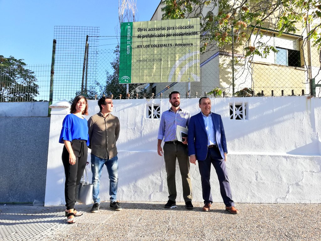 ruiz_espejo's tweet photo. Los barracones han vuelto a los colegios de #Antequera de la mano de PP y Ciudadanos. Los que vinieron a solucionarlo todo sólo están consiguiendo empeorarlo por su inacción y falta de planificación. Un inicio de curso desastroso que sólo busca desmantelar la educación pública. https://t.co/ICYnnnVhQQ