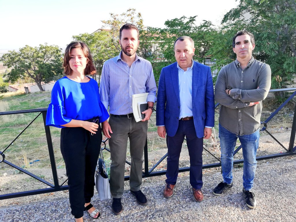 ruiz_espejo's tweet photo. Los barracones han vuelto a los colegios de #Antequera de la mano de PP y Ciudadanos. Los que vinieron a solucionarlo todo sólo están consiguiendo empeorarlo por su inacción y falta de planificación. Un inicio de curso desastroso que sólo busca desmantelar la educación pública. https://t.co/ICYnnnVhQQ