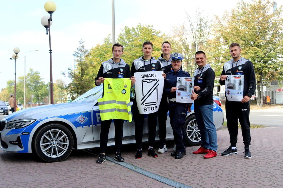 PolicjaMazowsze's tweet photo. #Policja.nci @WRDMazowsze kontynuują kampanię społeczną #SMARTSTOP, której celem jest zwrócenie uwagi uczestnikom ruchu drogowego, jak nierozważne korzystanie z telefonów komórkowych może być niebezpieczne. Policjantów wspierają siatkarze @_CzarniRadom_ https://t.co/DDeIoCcb8l. https://t.co/L6di3HUGm6