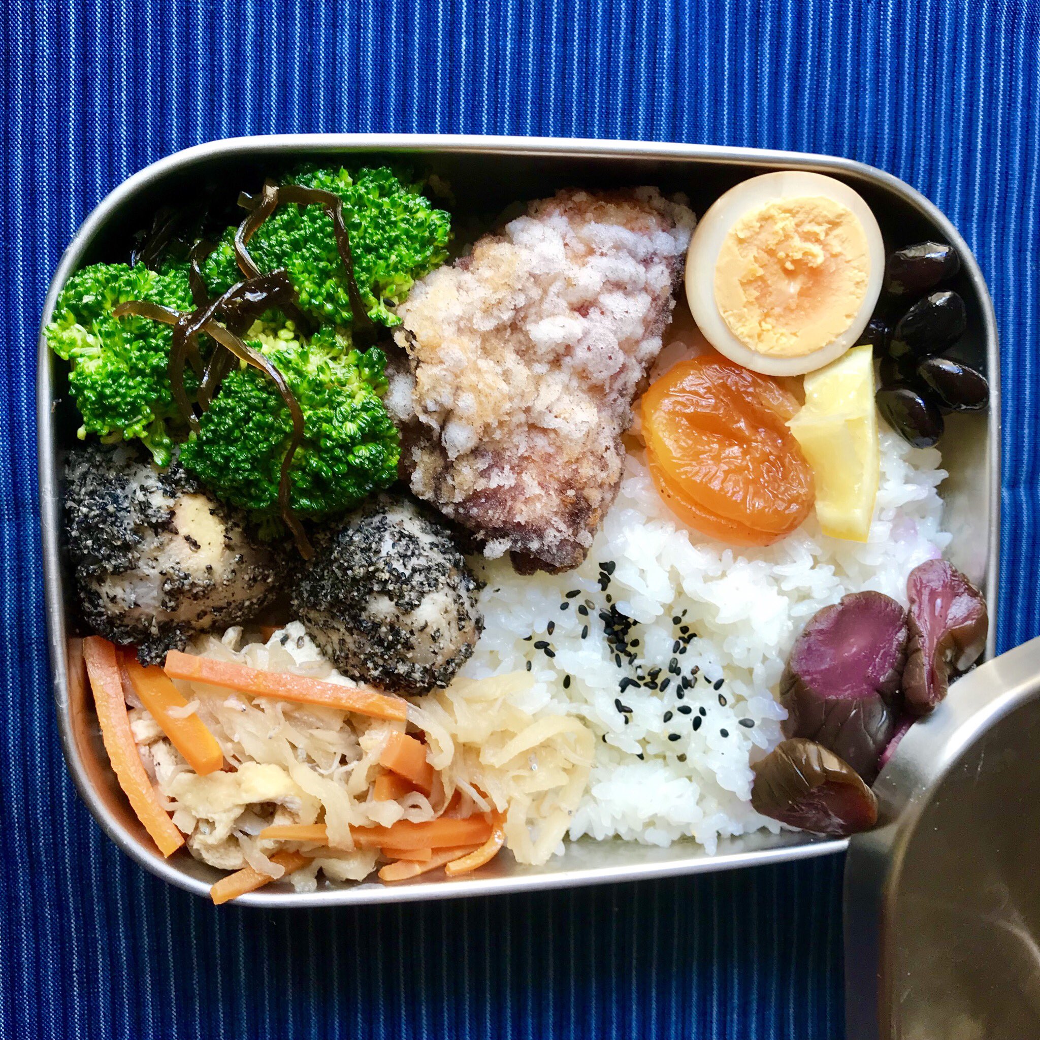 تويتر キューライス على تويتر 自分で自分に作るお弁当 鶏の竜田揚げ 切り干し大根と人参のじゃこ煮 里芋の黒胡麻あえ ポン酢漬け ゆで卵 ブロッコリーの塩昆布あえ 干しあんずのレモン煮 柴漬け 黒豆 T Co Cqheonuiz3