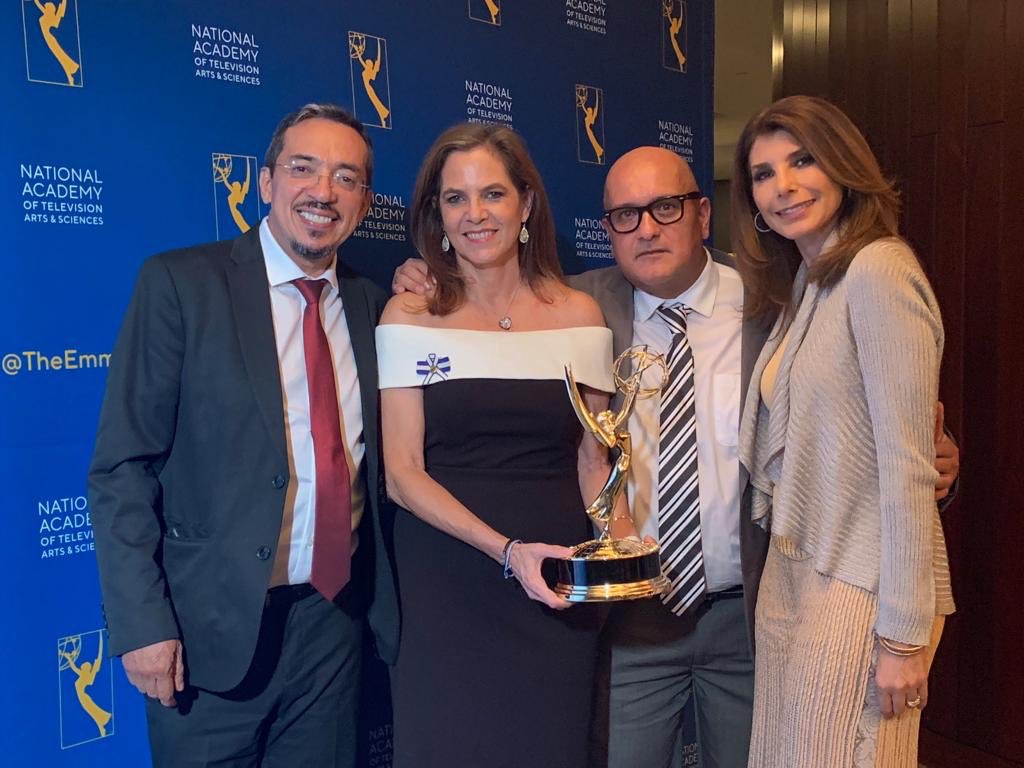 Celebrando el premio <a href="/Newsemmys/">News & Documentary Emmys</a> con ⁦<a href="/TifaniRoberts/">Tifani Roberts</a>⁩ y el equipo ganador de ⁦<a href="/AquiyAhoraShow/">Aquí y Ahora</a>⁩ Muy orgullosa de hacer parte de este grupo de colegas tan talentoso y todo terreno 👏👏👏👏